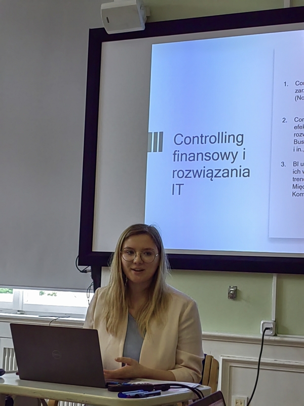 Anna Komorowska na tle prezentacji